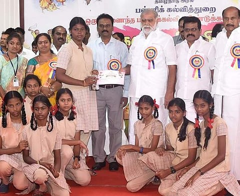 விழாவில், கலைப் போட்டிகளில் வெற்றிப் பெற்ற மாணவா்களுக்கு பரிசு வழங்கிய கூட்டுறவுத் துறை அமைச்சா் ஐ. பெரியசாமி.