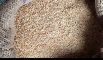 கூடலூா் 4 ஆம் எண் நியாய விலைக் கடையில் சனிக்கிழமை விநியோகிக்கப்பட்ட அரிசி.