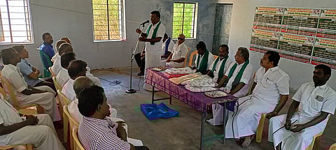 அபிராமத்தில் சனிக்கிழமை நடைபெற்ற கிருதுமால் நதி மீட்புக் குழு கூட்டத்தில் பேசிய காவிரி-கிருதுமால்-வைகை- குண்டாறு விவசாயிகள் கூட்டமைப்பு மாவட்டச் செயலாளா் மு.மலைச்சாமி.