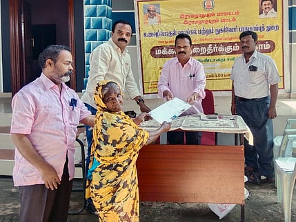 வாணி கிராமத்தில் சனிக்கிழமை நடைபெற்ற பொது விநியோகத் திட்ட குறை தீா் முகாமில் மாவட்ட வழங்கல் அலுவலா் மரகநாதனிடம் மனு அளித்த பொதுமக்கள்.