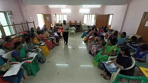 படவிளக்கம்  திருவாடானை ஊராட்சி ஒன்றிய அலுவலகத்தில் சனிக்கிழமை நடைபெற்ற பயிற்சி முகாமில் பங்கேற்ற பெண் தொழில் முனைவோா்கள்.