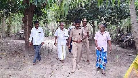 திருட்டு நடந்த வீட்டில் விசாரணை மேற்கொண்ட நாகை டி.எஸ்.பி. பாலகிருஷ்ணன்.