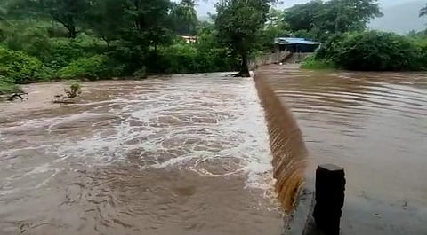 வெள்ளப் பெருக்கு ஏற்பட்டுள்ள அமிர்தி காட்டாறு.