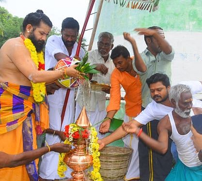 ஆறுபாதி முனீஸ்வரன் கோயிலில் நடைபெற்ற கும்பாபிஷேகம்.