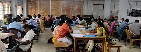 வழிகாட்டும் விழுப்புரம் மாவட்ட மைய நூலகம்