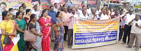 திருச்சி மாவட்ட ஆட்சியா் அலுவலகம் முன்பாக சனிக்கிழமை பிரசார இயக்கத்தில் ஈடுபட்ட இந்தியப் பள்ளி ஆசிரியா் கூட்டமைப்பினா்.