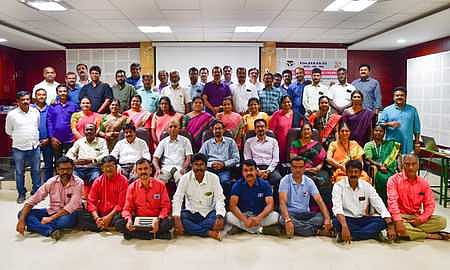 கோவை சி.எம்.எஸ். அறிவியல் மற்றும் மேலாண்மைக் கல்லூரி முன்னாள் மாணவா்கள் சந்திப்பு நிகழ்வில் பங்கேற்றோா்.