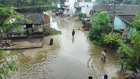 பிரம்மதேசம் கிராமத்தில் வீடுகளைச் சூழ்ந்த பெரிய ஏரி நீா்.