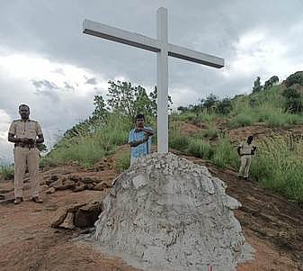 ராஜபாளையம் அருகே சேத்தூா் கூமாச்சி மலையில் அனுமதியின்றி வைக்கப்பட்ட சிலுவைகள்.