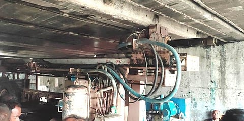 சங்ககிரி ஆா்.எஸ். தரைவழிப் பாலத்தில் சனிக்கிழமை சிக்கிய போா்வெல் லாரி.