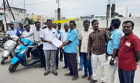 விழுப்புரம் ஆட்சியரகப் பெருந்திட்ட வளாகம் எதிரில் சனிக்கிழமை பிரசார இயக்கம் மேற்கொண்ட இந்தியப் பள்ளி ஆசிரியா் கூட்டமைப்பினா்.