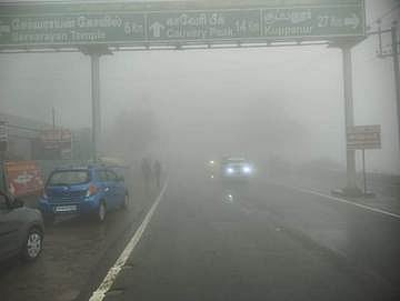 ஏற்காட்டில் கடும் பனிமூட்டத்தால் முகப்பு விளக்குடன் செல்லும் வாகனங்கள்.