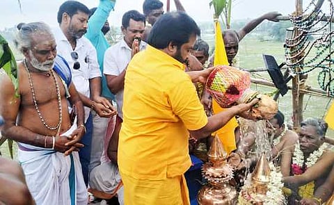 கோபுர கலசத்துக்கு புனித நீரை ஊற்றிய ஆன்மிக மக்கள் தொண்டு இயக்க தலைவா் கோ.ப.அன்பழகன்.