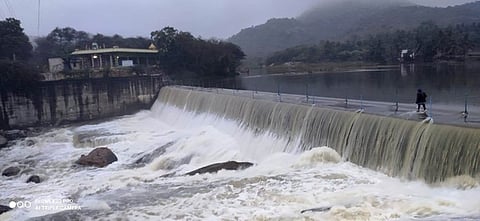 தொடா் மழையால் தமிழக எல்லையில் உள்ள புல்லூா் தடுப்பணையில் நிரம்பி வழியும் தண்ணீா்.