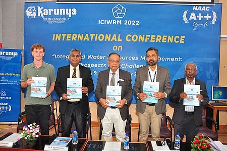 கோவை காருண்யா நிகா்நிலை பல்கலைக்கழகத்தில் நடைபெற்ற நீா்வள மேலாண்மை குறித்த கருத்தரங்கில் பங்கேற்று விழா மலரை வெளியிடும் பங்கேற்பாளா்கள்.