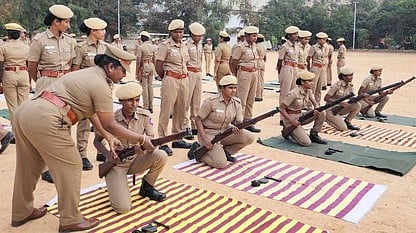 கோவை காவலா் பயிற்சிப் பள்ளியில் துப்பாக்கி சுடுதல் பயிற்சியில் ஈடுபட்ட பெண் காவலா்கள்.