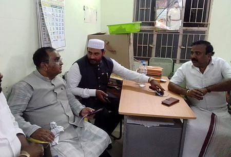 மதுரை புதூா் காவல் நிலையத்தில் வைக்கப்பட்டிருந்த பாஜக சிறுபான்மைப் பிரிவு தேசியத் தலைவா் ஜமால் சித்திக், செயலாளா் வேலூா் இப்ராஹிம். உடன், பாஜக மாநிலச் செயலாளா் ஸ்ரீநிவாசன்.