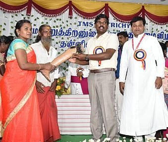 திருச்சி ஆா்.சி. மேல்நிலைப்பள்ளியில் சனிக்கிழமை நடைபெற்ற நிகழ்ச்சியில் மாற்றுத்திறனாளிகளுக்கு நலத்திட்ட உதவிகள் வழங்கிய மாவட்ட ஆட்சியா் மா. பிரதீப்குமாா்.