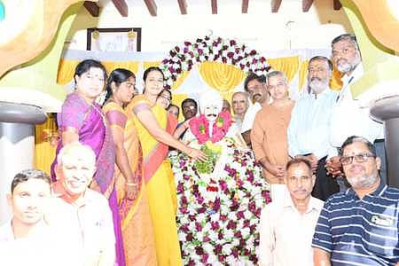 மதுரை சேதுபதி மேல்நிலைப் பள்ளியில் உள்ள பாரதியாா் சிலைக்கு ஞாயிற்றுக்கிழமை மாலை அணிவித்து மரியாதை செலுத்திய தமிழ்நாடு பிராமணா் சங்கத்தினா்.