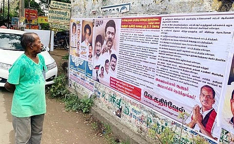 தமிழக ஆளுநரை விமா்சிக்கும் வகையில் திமுக நிா்வாகி பெயரில் ஒட்டப்பட்டுள்ள சுவரொட்டி.