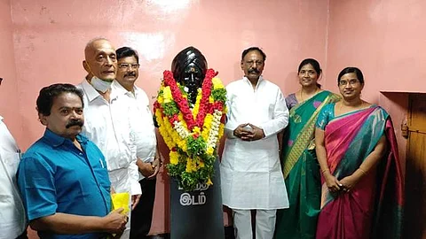 எட்டயபுரத்தில் பாரதியார் வீட்டில் உள்ள அவரது சிலைக்கு தினமணி ஆசிரியர் கி.வைத்தியநாதன் தலைமையில் மாலை அணிவித்து மரியாதை செலுத்தப்பட்டது. 
