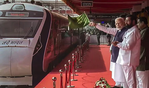 நாக்பூர் ரயில் நிலையத்தில் வந்தே பாரத் எக்ஸ்பிரஸ் ரயிலை பிரதமர் நரேந்திர மோடி கொடியசைத்து துவக்கி வைத்தார். அருகில் மகாராஷ்டிர முதல்வர் ஏக்நாத் ஷிண்டே மற்றும் அமைச்சர் நிதின் கட்கரி.