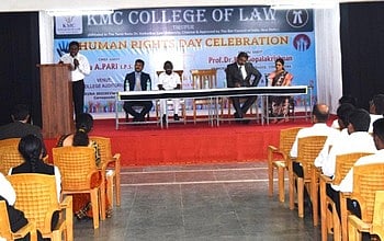 கேம்சி சட்டக் கல்லூரியில் நடைபெற்ற நிகழ்ச்சியில் பேசுகிறாா் முன்னாள் காவல் துறை தலைவா் ஏ.பாரி.