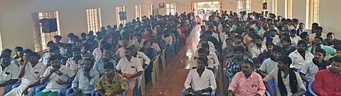 ரெட்டியாா்சத்திரத்தில் ஞாயிற்றுக்கிழமை நடைபெற்ற இந்து முன்னணி நிா்வாகிகள் கூட்டத்தில் பங்கேற்றவா்கள்.