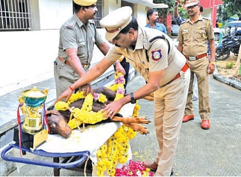 டோனியின் உடலுக்கு மாலை அணிவித்து அஞ்சலி செலுத்திய ஆவடி காவல் ஆணையர் சந்தீப் ராய் ரத்தோர்.