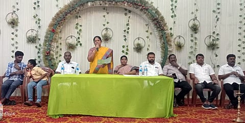 பாா்வையற்றோா் அறக்கட்டளையைத் தொடக்கிவைத்து உரையாற்றுகிறாா் ஆதிதிராவிடா் நலத் துறை அமைச்சா் என்.கயல்விழி செல்வராஜ்.