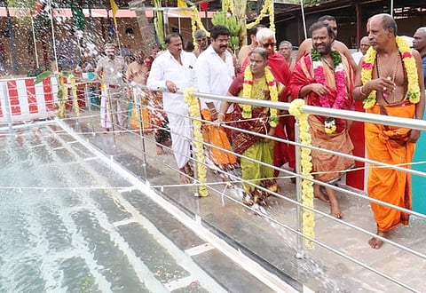 சஞ்சீவினி தீா்த்தக் குளத்தைத் திறந்து வைத்து வலம் வந்த ஸ்ரீபுரம் சக்தி அம்மா.