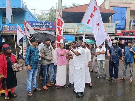 நடைப்பயணத்தை தொடக்கிவைக்கிறாா் மாா்க்சிஸ்ட் கட்சியின் மாவட்டச் செயலாளா் பாஸ்கரன்.