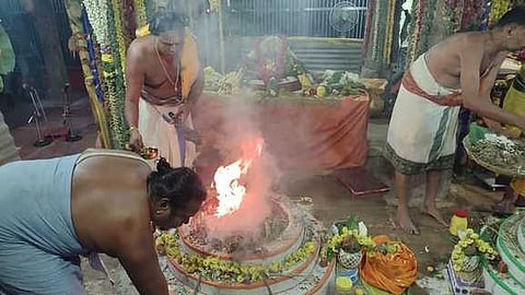 அழகா் கோவில் ராக்காயி அம்மன்கோயில் கும்பாபிஷேகத்தையொட்டி சனிக்கிழமை நடைபெற்ற யாக சாலை பூஜைகள்.