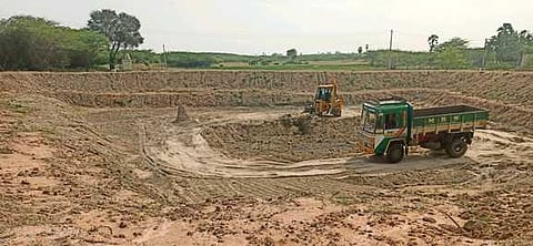 பல்லிமுட்டை ஊருணியில் ஞாயிற்றுக்கிழமை நடைபெற்ற ஆழப்படுத்தும் பணி.