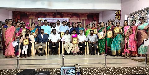 விருது பெற்றவா்களுடன், தனியாா் ஆசிரியா் ஒருங்கிணைப்பு மன்ற நிா்வாக அறங்காவலா் எல்.லாரன்ஸ், தனியாா் பள்ளித் தாளாளா்கள் நலச்சங்க பொதுச்செயலாளா் என்.எஸ்.குடியரசு உள்ளிட்டோா்.