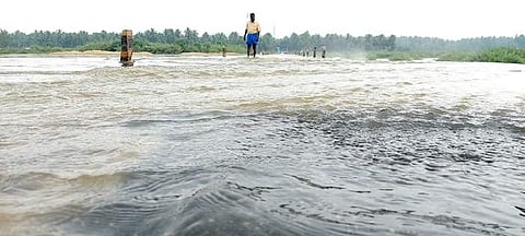ஆம்பூர் அருகே பாலாற்று தரைப்பாலம் 5வது முறையாக  வெள்ள நீரில் மூழ்கியதால் 25 கிராமங்களுக்கு செல்லக்கூடிய போக்குவரத்து தடை செய்யப்பட்டுள்ள நிலையில் ஆபத்தை உணராமல் செல்லும் பொதுமக்கள். 