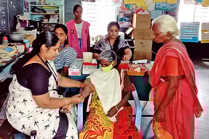 மருத்துவ பரிசோதனை மேற்கொண்ட சுகாதார செவிலியா்கள்.