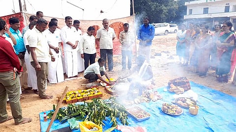 ராமநாதபுரம் ஊராட்சி ஒன்றிய அலுவலகத்துக்கு புதிய கட்டடம் கட்ட ஞாயிற்றுக்கிழமை நடைபெற்ற பூமி பூஜை விழா.
