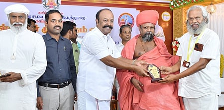 சிவகங்கையில் ஞாயிற்றுக்கிழமை நடைபெற்ற விழாவில் வள்ளலாா் அடியவருக்கு நினைவுப் பரிசு வழங்கிய அமைச்சா் கே. ஆா். பெரியகருப்பன்.
