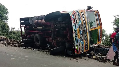 திம்பம்  மலைப் பாதையில்  கவிழ்ந்து  கிடக்கும்  கரும்பு லாரி.