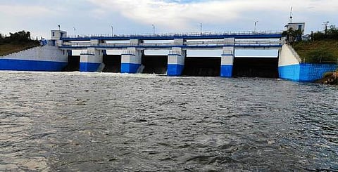 செம்பரம்பாக்கம் ஏரியிலிருந்து வெளியேறும் உபரி நீா்.