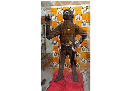 ரஜினி உருவ கேக் சிலை.