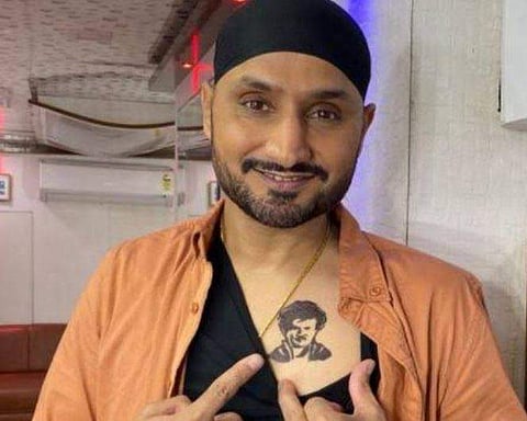 ‘எப்பவுமே சிங்கிளாக வரும் சிங்கம்’: ரஜினிக்கு தமிழில் வாழ்த்து தெரிவித்த ஹர்பஜன் சிங்!