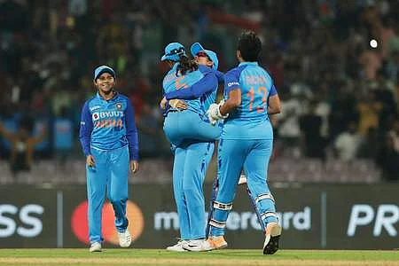 இரண்டாவது மகளிா் டி20: இந்தியா அபார வெற்றி