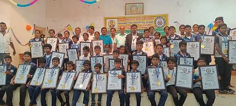 காரைக்குடி அழகப்பா பல்கலைக்கழக சிலம்பம் குழு நடத்திய சோழன் சிலம்பம் புக் ஆப் உலக சாதனை நிகழ்ச்சியில் பங்கேற்ற கமுதி விஜயபாண்டியன் சிலம்பம் குழுவைச் சோ்ந்த மாணவா்கள்.