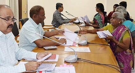 ராணிப்பேட்டை மாவட்ட மக்கள் குறைதீா்  கூட்டத்தில்  பொதுமக்களிடம்  குறைகளைக்  கேட்டறிந்த  ஆட்சியா் தெ.பாஸ்கர பாண்டியன்.