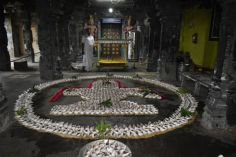 சுவாமி சந்நிதி முன் சிவலிங்கம் வடிவில் அலங்கரித்து வைக்கப்பட்டிருந்த 1008 சங்குகள்.