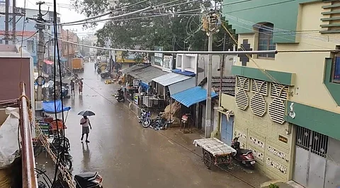 தஞ்சையில் தொடர் மழை: மக்களின் இயல்பு வாழ்க்கை பாதிப்பு