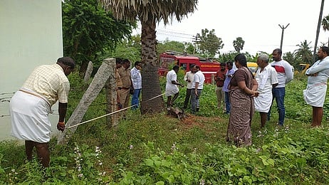 தொளசம்பட்டி பகுதியில் நில ஆக்கிரமிப்பை அகற்றும் பணியில் ஈடுபட்டுள்ள வருவாய்த் துறையினா்.