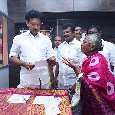 16ஆவது வாா்டில் இ-சேவை மையம், அமைச்சா் தொடக்கி வைத்தாா்